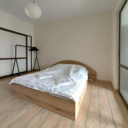 2 Bedroom Groovy Apartment *